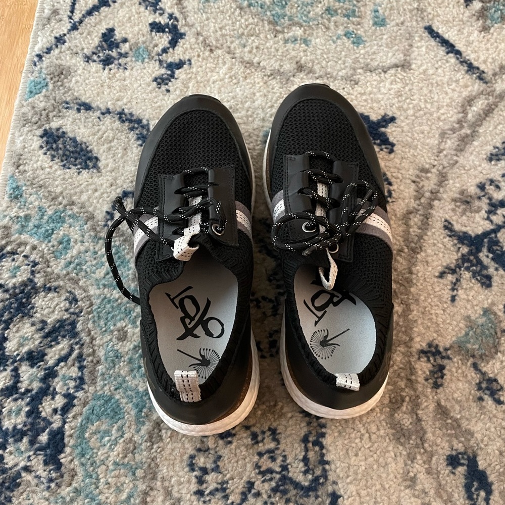 OTBT tennis shoes